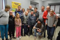 Uczestnicy ŚDS w Prrzasnyszu na wystawie pająków z jej organizatorem.