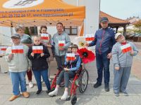 Uczestnicy ŚDS z flagami.