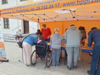 Uczestnicy ŚDS na zajęciach przygotowują flagi.