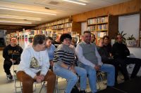 Uczestnicy ŚDS na zajęciach w Miejskiej Bibliotece w Przasnyszu