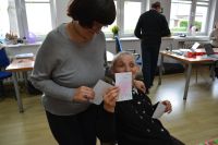 Marzena i Marlena przekazują sobie karty z okazji dnai dobrych uczynków