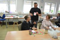 Jarek, Marlena, Marzena przekazuja sobie karty z okazji dnai dobrych uczynków