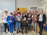 Uczestnicy SDS z upominkami dla mam.