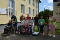 Grupa uczestników ŚDS przed budynkiem Biblioteki Pedagogicznej w Przasnyszu.