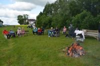 Uczestnicy i rodzice przy ognisku.