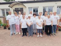 Uczestnicy ŚDS przed budynkiem naszego domu.