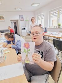 Uczestnik ŚDS Kamil z kartą na dzień ojca