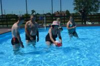Uczestnicy ŚDS grają w piłkę w basenie.